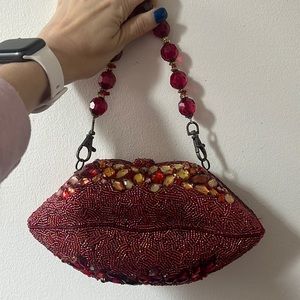Beaded lips bag made by Mary Frances ig: @maryfrancesaccesories